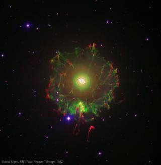 Nebulosa planetaria del Ojo del Gato (NGC 6543). Imagen tomada y procesada por Daniel López (IAC), reducida por Rafael Barrena (IAC) y obtenida con el Telescopio Isaac Newton (INT), del Observatorio del Roque de los Muchachos (La Palma), en tiempo asignado en 2009 al grupo de Astrofotografía del IAC para la Imagen Astronómica del Mes.