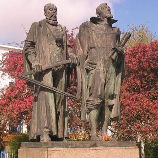 Monumento a Tycho Brahe y Johannes Kepler en Praga (República Checa)