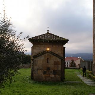 Iglesia orientada equinoccialmente, en San Miguel de Celanova (Ourense). Imagen tomada en marzo de 2016. Crédito: Antonio César González-García. Iglesia orientada equinoccialmente, en San Miguel de Celanova (Ourense). Imagen tomada en marzo de 2016. Crédito: Antonio César González-García.