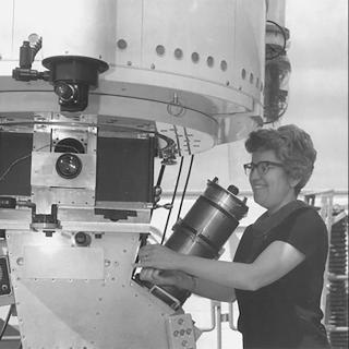 Vera Rubin trabajando en el observatorio Kitt Peak en Arizona, Estados Unidos. Crédito NOAO.