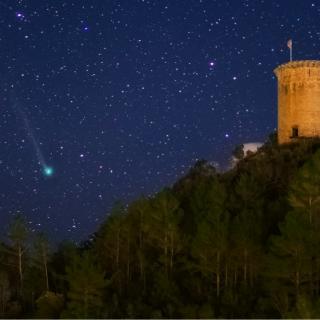 Figura 1: Cometa Lovejoy (c/2014 Q2) en el cielo, cerca de una torre medieval de observación (siglo XII) en el pueblecito de Sant Llorenç de la Muga (Girona, España). Foto tomada el 29 de diciembre de 2014 con un pequeño teleobjetivo y cámara Canon 5D-MIII. Autor: Juan Carlos Casado @ tierrayestrellas.com