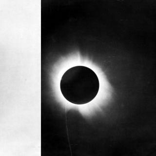 Negativo y positivo del eclipse de Sol de 1919, obtenido por Sir Arthur Eddington en la expedición para verificar si la luz procedente de las estrellas próximas a la corona solar era ligeramente desviada por el campo gravitatorio del Sol, de acuerdo con las predicciones de Einstein. Fuente: F. W. Dyson, A. S. Eddington, and C. Davidson, “A Determination of the Deflection of Light by the Sun’s Gravitational Field, from Observations Made at the Total Eclipse of May 29, 1919″ Philosophical Transactions of the 