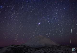 Composición de la lluvia de estrellas fugaces Gemínidas sobre el volcán Teide (Tenerife), obtenida a partir de imágenes tomadas entre las 4:40-07:00 UT del 14 de diciembre de 2013 desde el Observatorio del Teide  (IAC), en el momento de la máxima actividad de las Gemínidas. Sobre el volcán aparece la constelación de Orión, a la izquierda Sirio, la estrella más brillante del cielo. Las imágenes se registraron siguiendo el movimiento de la radiante en el cielo, así que las trayectorias muestran una convergenc