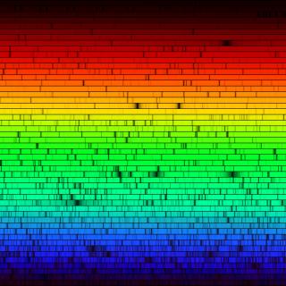 Espectro solar en el que se pueden apreciar miles de líneas, cada una de ellas característica de una transición entre dos niveles de un átomo concreto. 