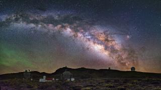 Panorámica nocturna del Observatorio del Roque de los Muchachos (Garafía, La Palma). Crédito: Daniel López/IAC.