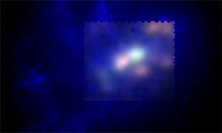 Imagen de falso color de la galaxia UCM2325+2318. En verde y rojo se muestra la emisión del nitrógeno y del hidrógeno presentes, respectivamente, en el gas caliente (10,000 grados) de esta galaxia. En azul se muestra la emisión de las estrellas a partir d