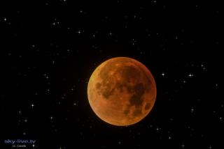 Eclipse Total de Superluna del año 2015.Durante la totalidad la Luna no desaparece de la vista, sino que adquiere una tonalidad rojiza. La atmósfera de la Tierra, que se extiende unos 80 km más allá del diámetro terrestre, actúa como una lente, desviando 