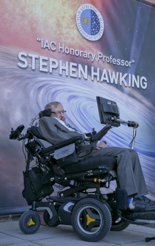 Stephen Hawking en el Instituto de Astrofísica de Canarias (IAC) en 2016 durante su acto de homenaje como "Profesor Honorario del IAC". Crédito: Elena Mora (IAC).