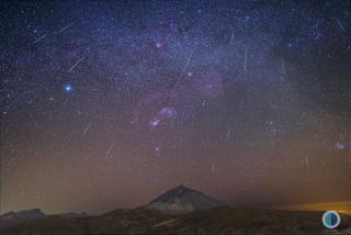 Cielo nocturno surcado por meteoros sobre el Parque Nacional del Teide, Tenerife. En este caso, la lluvia de estrellas corresponde a las Gemínidas de 2016. Crédito: J. C. Casado / STARRYEARTH.
