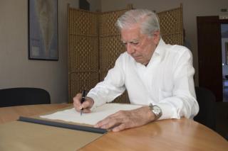 Mario Vargas Llosa, premio nobel de Literaura en 2010, escribe para el Libro de Honor del IAC. Crédito: Iván Jiménez (IAC).