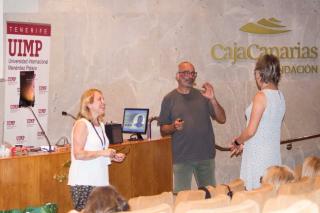 Antonio Eff-Darwich Peña durante su charla "Experiencias de un astrofísico metido a profesor" en el III Curso sobre Astronomía de la UIMP "Acércate al Cosmos" celebrado en el Espacio Cultural Caja Canarias en Santa Cruz de Tenerife. Crédito: Alberto Martí Antonio Eff-Darwich Peña durante su charla "Experiencias de un astrofísico metido a profesor" en el III Curso sobre Astronomía de la UIMP "Acércate al Cosmos" celebrado en el Espacio Cultural Caja Canarias en Santa Cruz de Tenerife. Crédito: Alberto Martí
