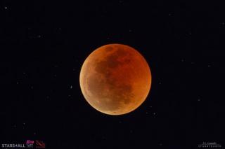 Imagen de la Luna en el máximo de la totalidad desde HESS (Namibia). Se observa una Luna Roja pero con irregularidades de brillo en su superficie. Crédito: J.C. Casado.