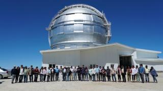 Asistentes al primer Festival Hispanoamericano de Escritores en La Palma frente al Gran Telescopio Canarias (GTC). Crédito: Iván Jiménez (IAC).