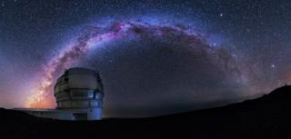 Vía Láctea sobre el Gran Telescopio Canarias. Crédito: Daniel López / IAC. 
