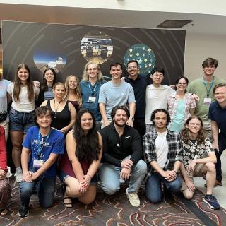 Participantes del Programa de Verano para Estudiantes de la Alianza LSST Discovery 2025, celebrado en el marco del Taller Comunitario Rubin en Tucson (Arizona, EE. UU.). Daniel Cano Morales, estudiante de la ULL-IAC, aparece de pie, sexto por la izquierda