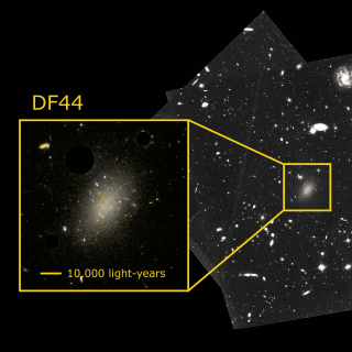 Imagen y ampliación (a color) de la galaxia ultra-difusa Dragonfly 44 tomada por el telescopio espacial Hubble. Muchos de los puntos sobre la galaxia se corresponden a los cúmulos globulares estudiados en este trabajo para explorar la distribución de materia oscura. La galaxia es tan tenue que pueden verse otras galaxias situadas por detrás de ella. Crédito: Teymoor Saifollahi y NASA/HST.