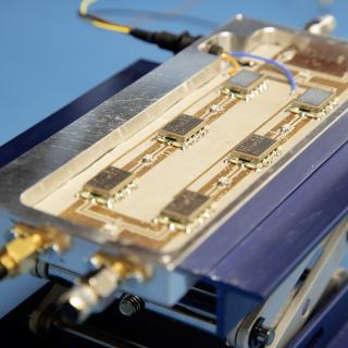 Imagen del radiómetro a la frecuencia de 3.5 GHz, diseñado y fabricado por el equipo de Tecnología Médica. Crédito: Unidad de Comunicación y Cultura Científica (IAC).