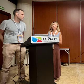 Arianna Di Cintio, investigadora del IAC y profesora de la ULL, junto a Sevilla José Oñorbe, investigador y profesor de la Universidad, durante el Simposio "Computational Galaxy Formation & Large-Scale Structures" 