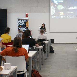 Nayra Rodríguez Eugenio, director of the AEACI, welcomes the participants of the school