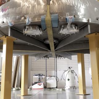 Imagen de la colocación de las cuatro patas del criostato de pruebas en la sala AIV del IAC. Crédito: Inés Bonet (IAC)