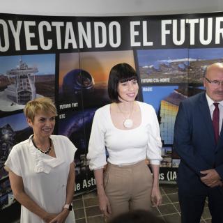 De izquierda a derecha: Elena Máñez, consejera de Economía, Conocimiento y Empleo del Gobierno de Canarias, Diana Morant, ministra de Ciencia e Innovación, y Rafael Rebolo, director del IAC. Crédito: Inés Bonet Márquez (IAC).