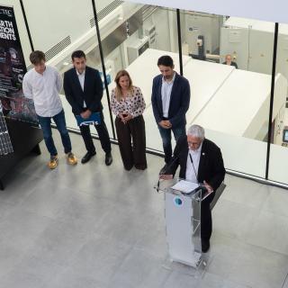 Momento de la rueda de prensa celebrada en el edificio IACTEC en el que se aprecia una de sus salas de armado, integración y verificación (AIV) Momento de la rueda de prensa celebrada en el edificio IACTEC en el que se aprecia una de sus salas de armado, integración y verificación (AIV)