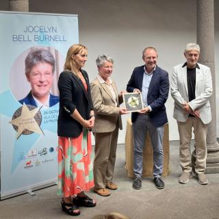 El presidente del Cabildo de La Palma, Sergio Rodríguez, entrega la estrella a Jocelyn Bell juntoa Eva Villaver y a Garik Israelian. 