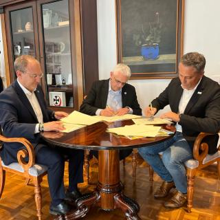 The IAC and the Canary, La Palma Reserve of the Biosphere Foundation unite efforts in the fight against exotic invading species (From left to right) The president of the Cabildo de La Palma, Sergio Rodríguez; the director of the IAC, Valentín Martínez Pillet; and the executive director of the La Palma Biosphere Reserve, Alfonso Montes de Oca, during the signing of the protocol