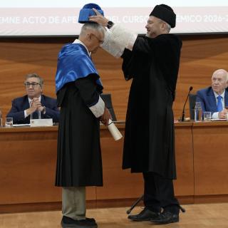 El astrofísico Valentín Martínez Pillet, director del IAC, siendo envestido Doctor Honoris por la UMH durante el acto de apertura del curso académico 2025/26