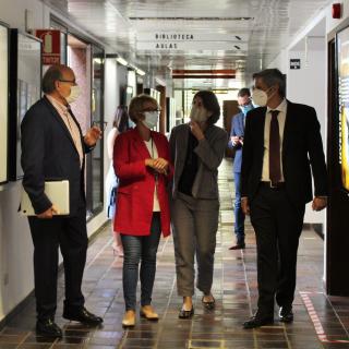 Elena Máñez and Carlos Navarro in the IAC main corridor. 