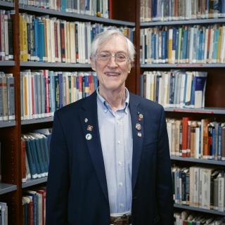 John Mather en la sala de libros de la Biblioteca del IAC