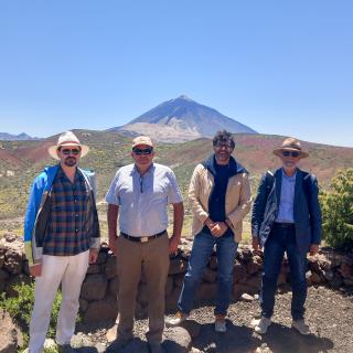 Miembros del comité internacional que evaluó el Preliminary Design Review (PDR) del experimento DALI durante su visita a un posible emplazamiento del futuro detector a gran escala en el Observatorio del Teide.  De izquierda a derecha: Gray Rybka (University of Washington), Michael Tobar (University of Western Australia), Claudio Gatti (INFN Frascati) y Yannis Semertzidis (Brookhaven National Laboratory).