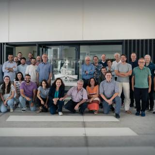 The director of IAC, Valentín Martínez Pillet and the team of engineers of the European Solar Telescope, alongside the international panel of reviewers with the telescope model, during the evaluation in Tenerife. / Inés Bonet (IAC)