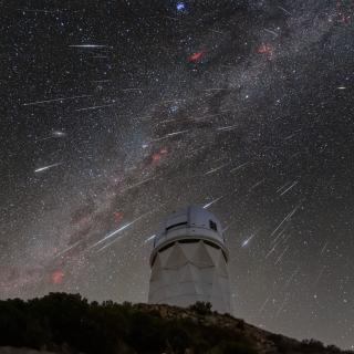 DESI observa el cielo desde el telescopio Mayall, en la imagen durante la lluvia de meteoros de las Gemínidas de 2023. / Credit: KPNO/NOIRLab/NSF/AURA/R. Sparks