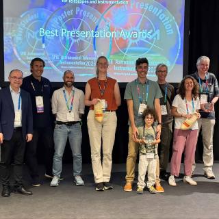Elvio Hernández Suárez posa junto a otras personas premiadas en SPIE Astronomical Telescopes + Instrumentation 2026.