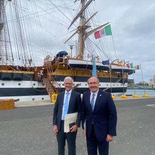 Romano Corradi (GTC) y Rafael Rebolo (IAC) frente al Buque Escuela Amerigo Vespucci