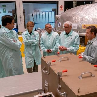 El ministro Óscar López en uno de los laboratorios del IAC durante su visita al centro / Inés Bonet