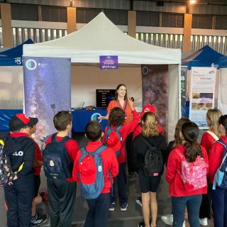 Estudiantes visitan el stand del IAC en la Miniferia de la Ciencia y la Innovacion 2025 celebrada en La Palma Estudiantes visitan el stand del IAC en la Miniferia de la Ciencia y la Innovacion 2025 celebrada en La Palma