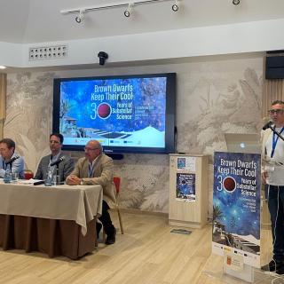 Momento del acto de bienvenida del congreso “Brown dwarfs keep their cool. 30 years of substellar science”, celebrado en La Gomera del 1 al 5 de septiembre de 2025 Momento del acto de bienvenida del congreso “Brown dwarfs keep their cool. 30 years of substellar science”, celebrado en La Gomera del 1 al 5 de septiembre de 2025