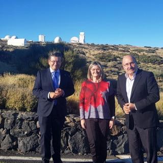 Juan Ramón Fuertes Blasco, Natalia Aznárez Gómez y Rafael Rebolo López en el Observatorio del Teide