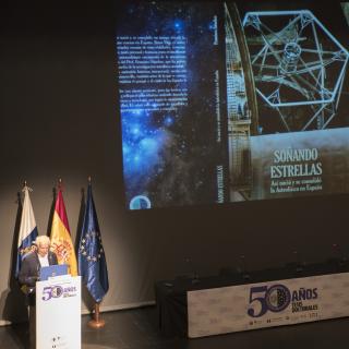 Franciso Sánchez inaugura la conferencia "50 años de tesis doctorales en el IAC"