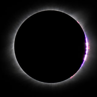 Perlas de Baily durante un eclipse total de Sol. El 12 de agosto, desde Canarias el eclipse será parcial, con cerca del 70 % del Sol oculto
