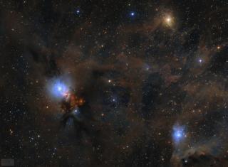 Imagen en el rango óptico de la nube molecular de Perseo Imagen en el rango óptico de la nube molecular de Perseo, una conocida región de intensa formación estelar. El polvo interestelar de esta región, que genera la EAM, es claramente visible, pues refleja la luz de estrellas cercanas. Créditos: APOD, 14 de Enero de 2017, Lóránd Fényes.