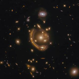 Imagen tomada por el telescopio espacial Hubble del anillo de Einstein GAL-CLUS-022058s, situado en la constelación de Fornax. Crédito: ESA/Hubble & NASA, S. Jha; Reconocimiento: L. Shatz