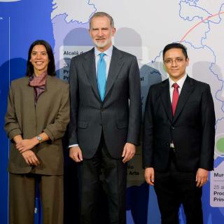 La emprendedora social argentina, Mercedes Bidart, y el astrofísico mexicano, José Eduardo Méndez Delgado, junto con el  rey Felipe VI en la entrega de los reconocimientos / FDGI