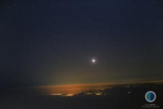 Vista de gran campo desde el Observatorio del Teide (IAC) hacia el este. Se puede ver sobre el horizonte el planeta Venus y, algo más arriba a la izquierda de éste, el cometa Catalina C/2013 US10. Las luces y poblaciones pertenecen a la isla de Gran Canar 8408