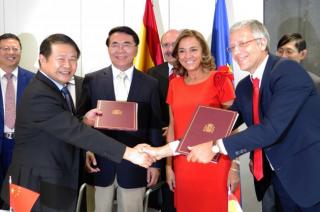 Romano Corradi, and the Director General of the National Astronomical Observatories of China (NAOC), Jun Yan, during the sign of the agreement for scientific and technological collaboration at the Office of the Secretary of State for R+D+I in Madrid. The 