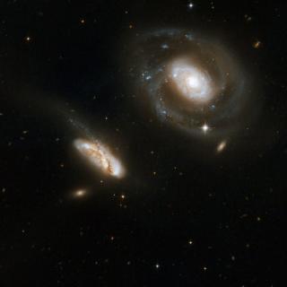 1.- Galaxias en interacción: Galaxia espiral barrada Seyfert 1 NGC 7469 (Arp 298, Mrk 1514), y su compañera IC 5283. Imagen obtenida por el telescopio espacial Hubble. La galaxia espiral barrada Sy1 NGC 7469 es una luminosa fuente infrarroja con un potent 8206