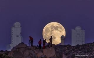 "Supermoon", Solar Towers of the Teide Observatory (OT) and amateur astronomers. Photograph taken at about 3 km from the OT, with a telescope of equivalent focal length 800mm and a Canon 6D camera. Credit: Daniel López (IAC)