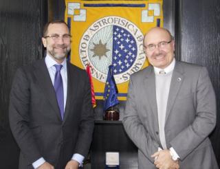 The US ambassador to Spain, James Costos, with the director of the IAC, Rafael Rebolo, during his visit to the IAC headquarters in La Laguna. Credits: Luis Chinarro (IAC).